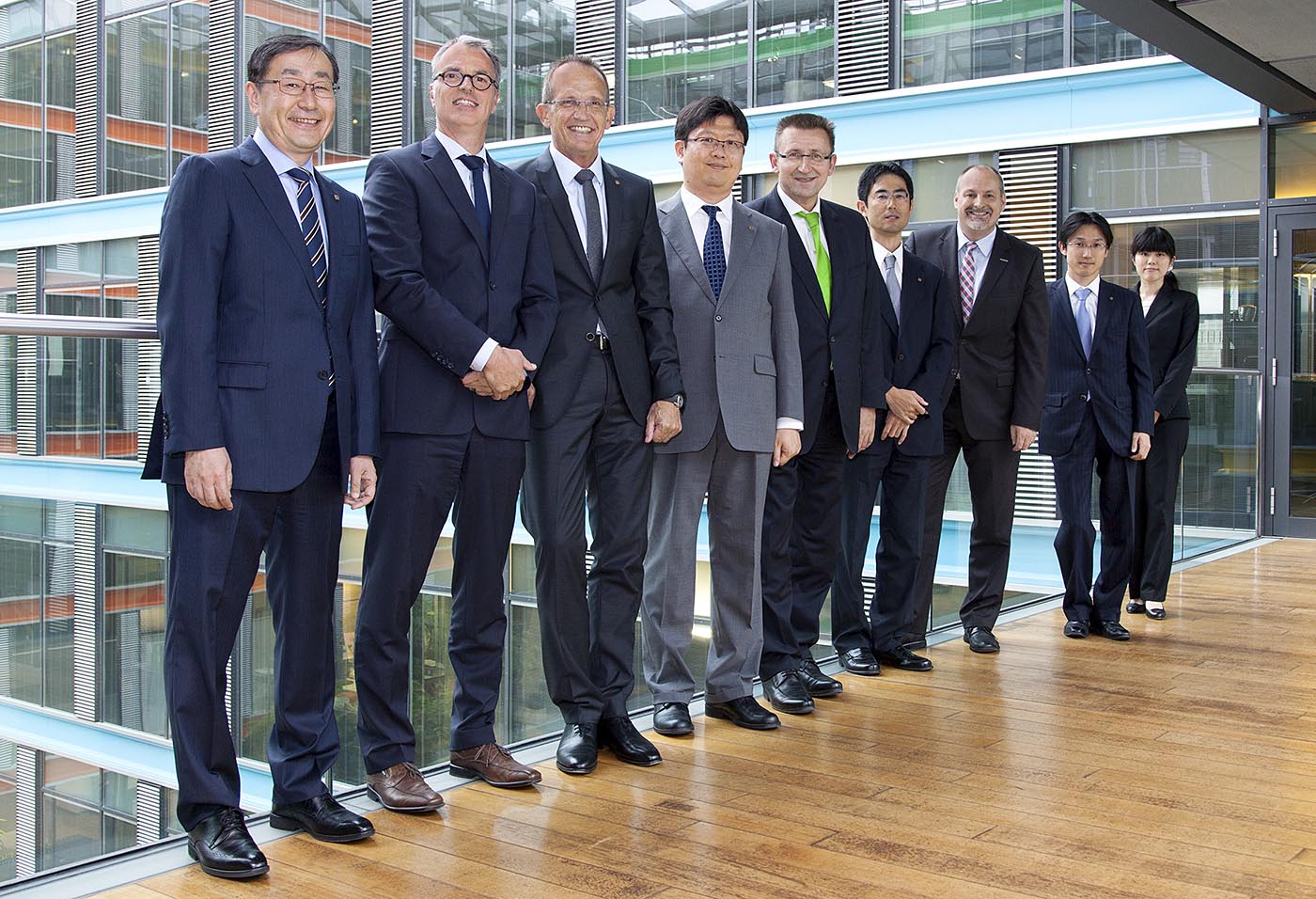 Directivos de Kyocera y Ceyoniq tras la firma del acuerdo de adquisición en Düsseldorf